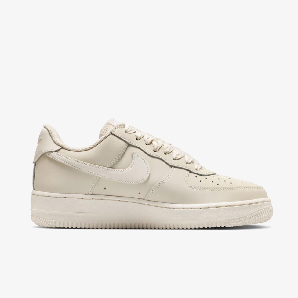 Жіночі кросівки NIKE W AIR FORCE 1 RETRO PRM_image_3