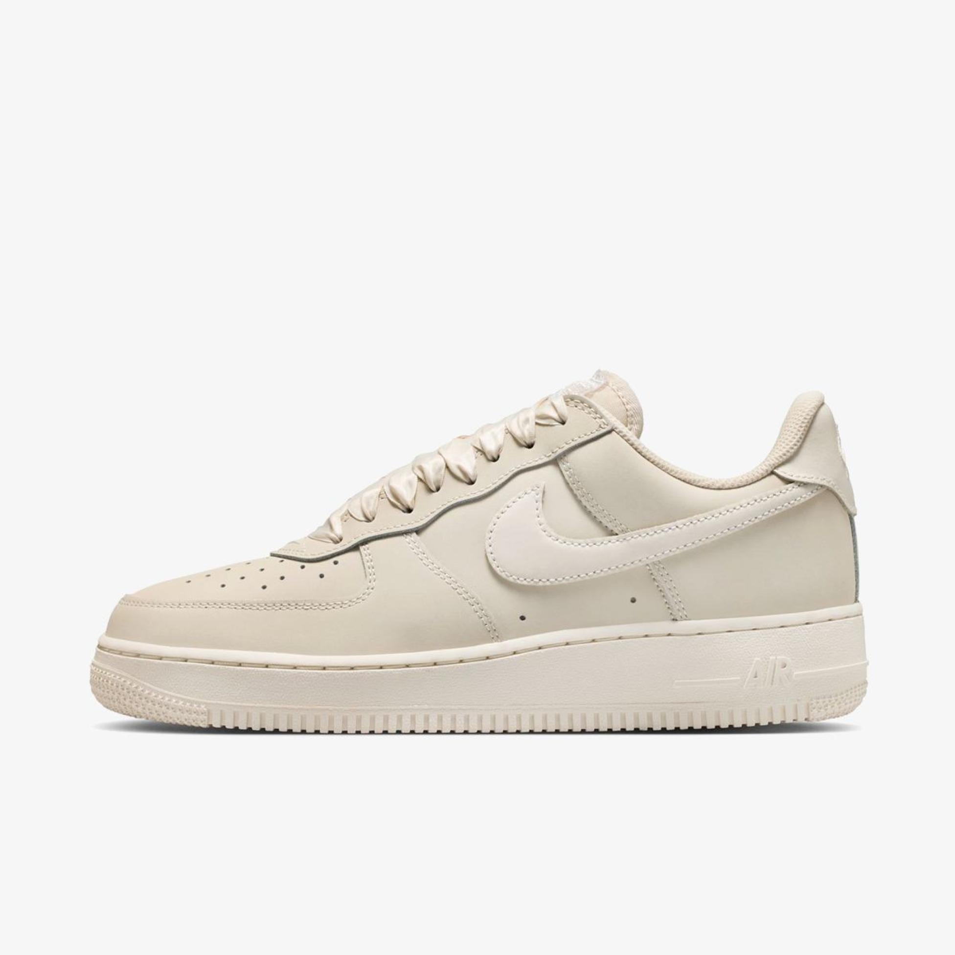 Жіночі кросівки NIKE W AIR FORCE 1 RETRO PRM