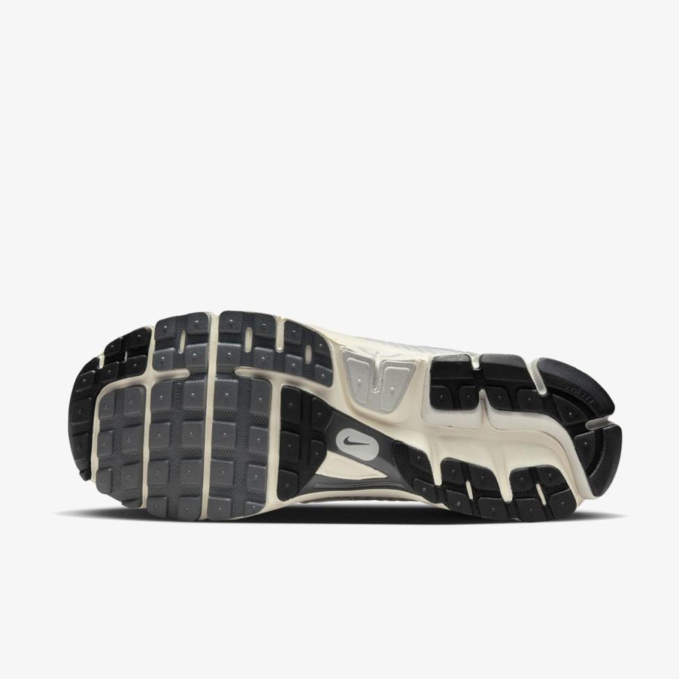 Чоловічі кросівки NIKE ZOOM VOMERO 5