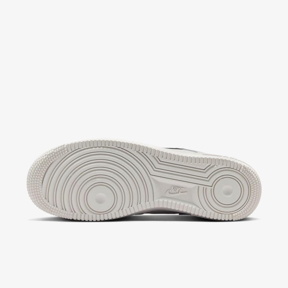 Жіночі кросівки NIKE WMNS AIR FORCE 1 '07