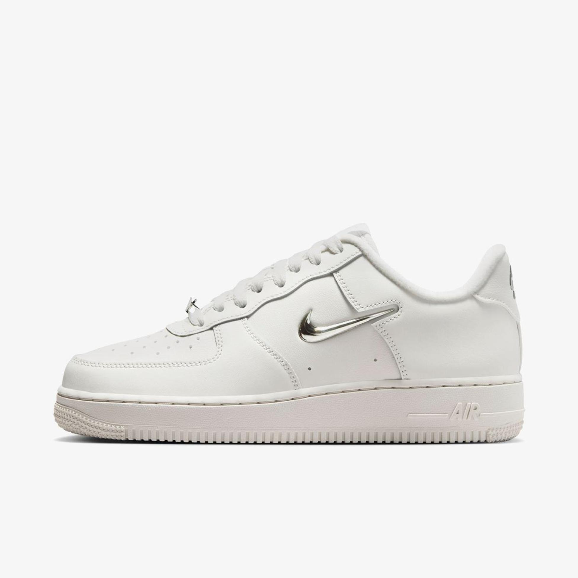Жіночі кросівки NIKE WMNS AIR FORCE 1 '07