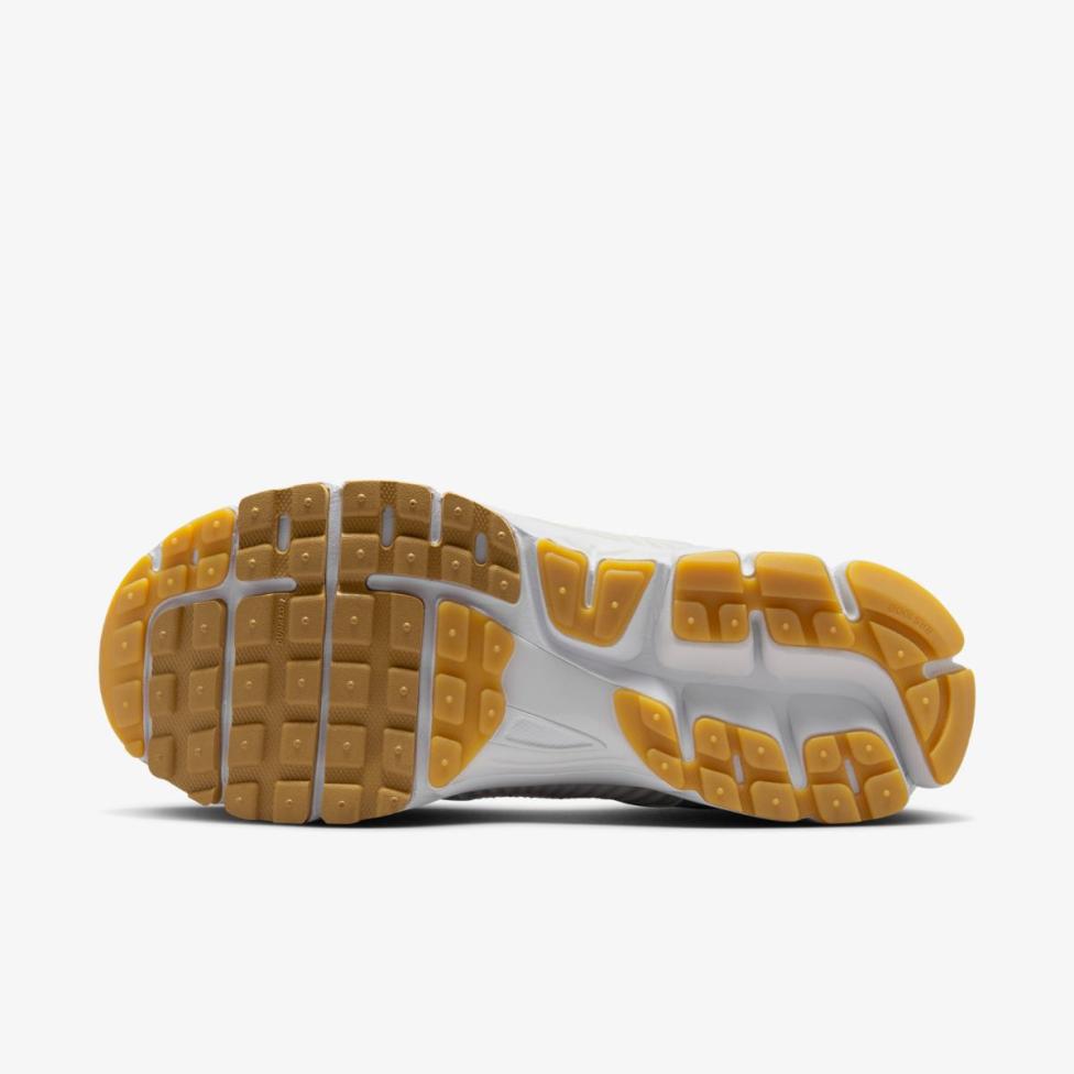 Жіночі кросівки NIKE W ZOOM VOMERO 5