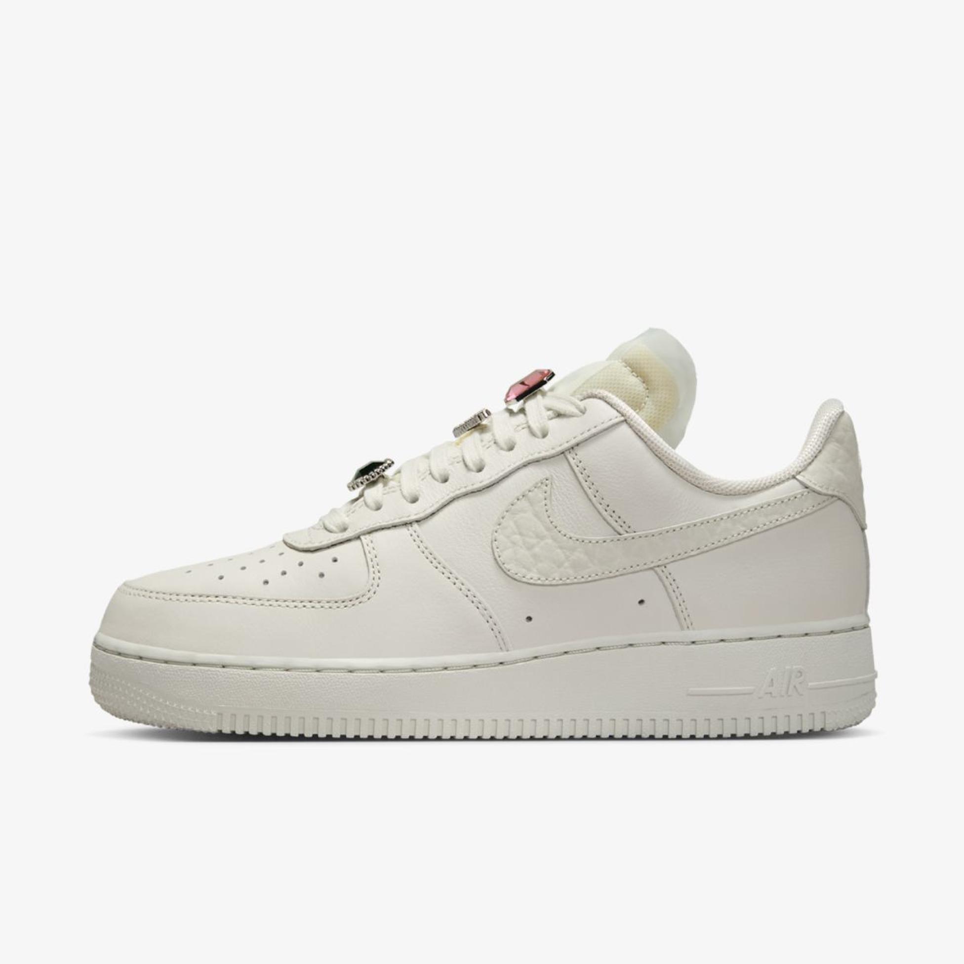 Жіночі кросівки NIKE WMNS AIR FORCE 1 LO PRM