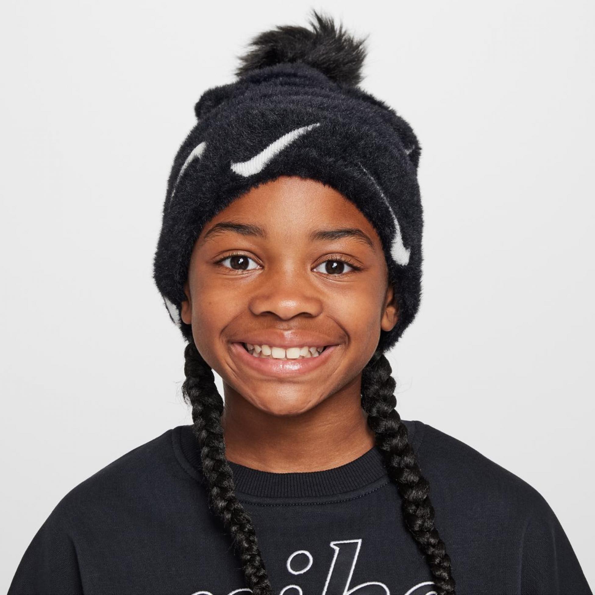 Дитяча шапка NIKE K NK PEAK BEANIE SC POM F24